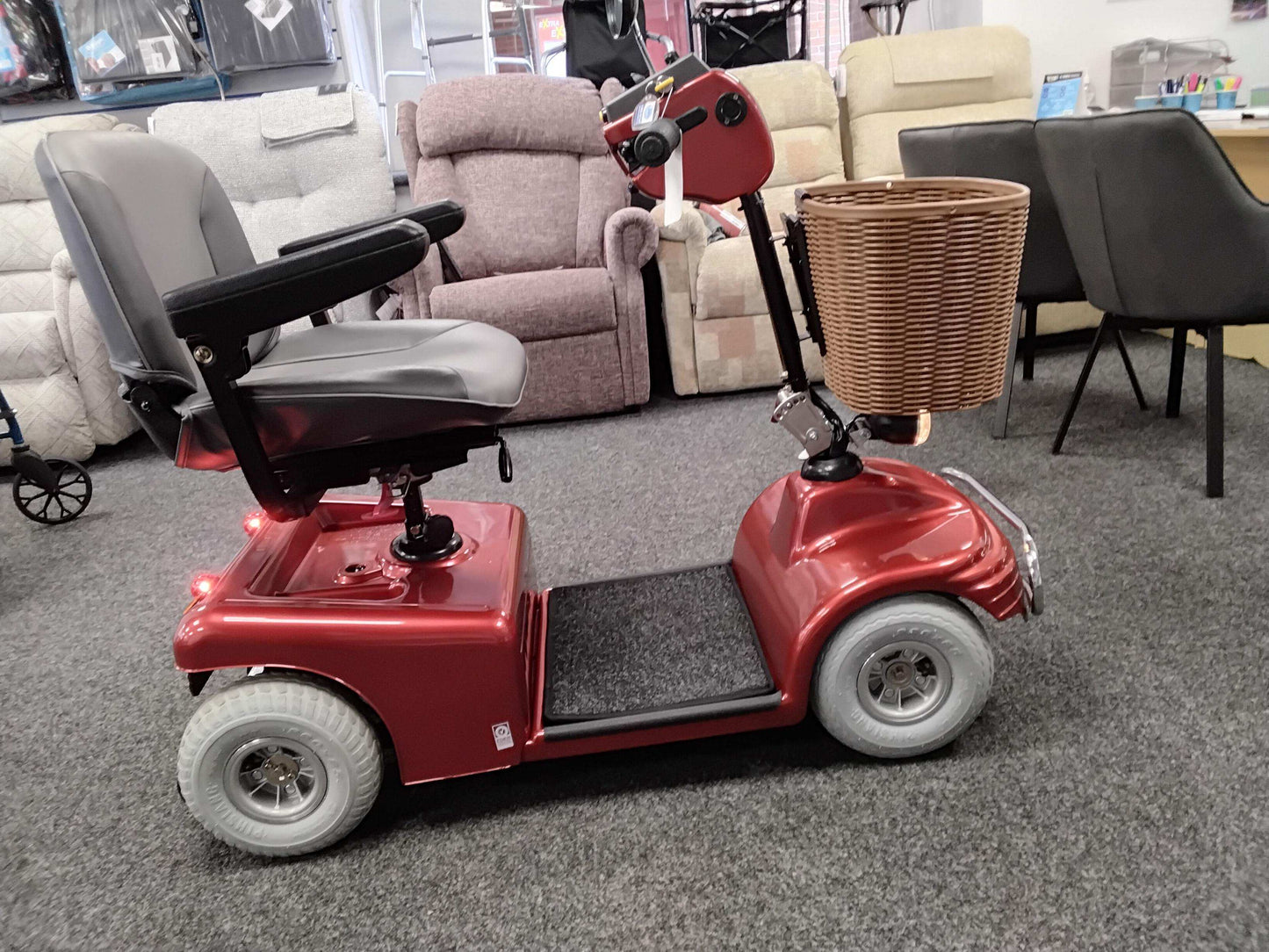 Roma Sovereign 4 - Red | Chesterfield