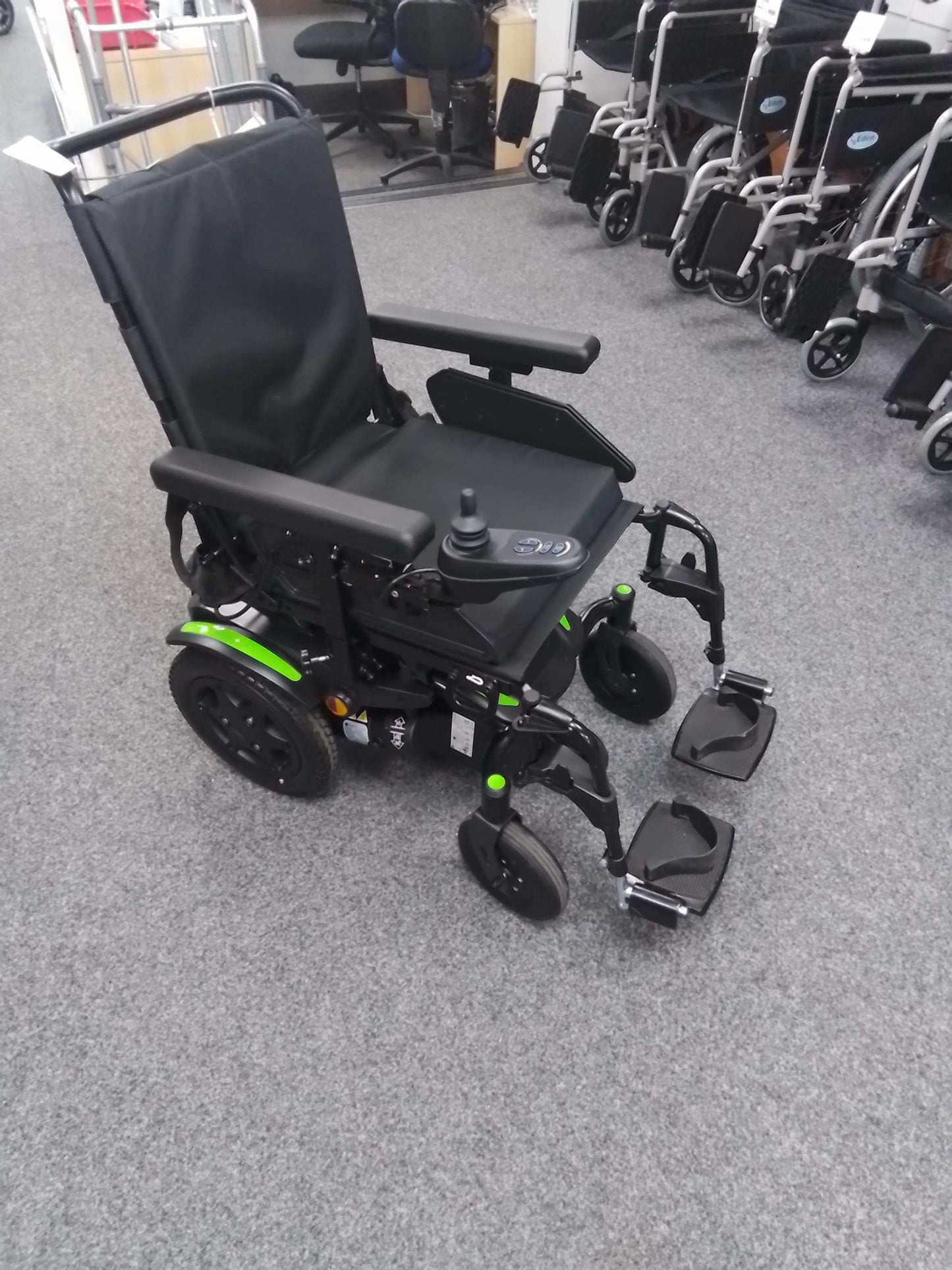 Quickie Q100 R - Black | Doncaster