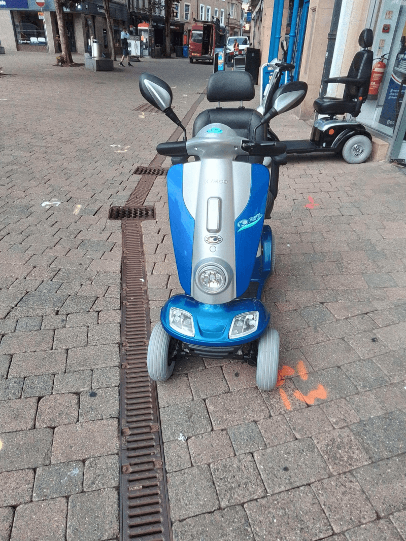 Front view of blue Kymco Maxi XLS