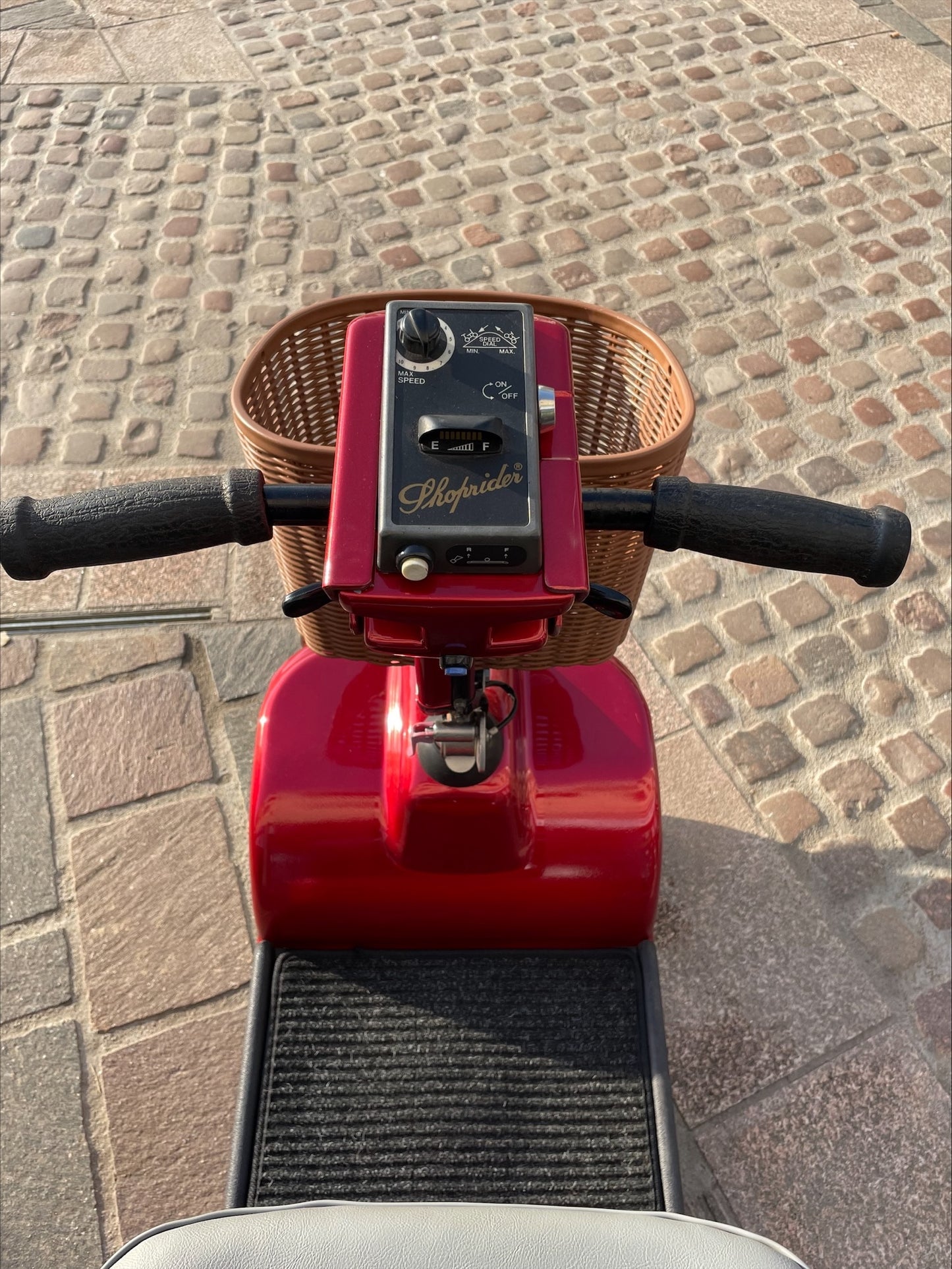 Roma Sovereign 4 (Red) - Eden Mobility