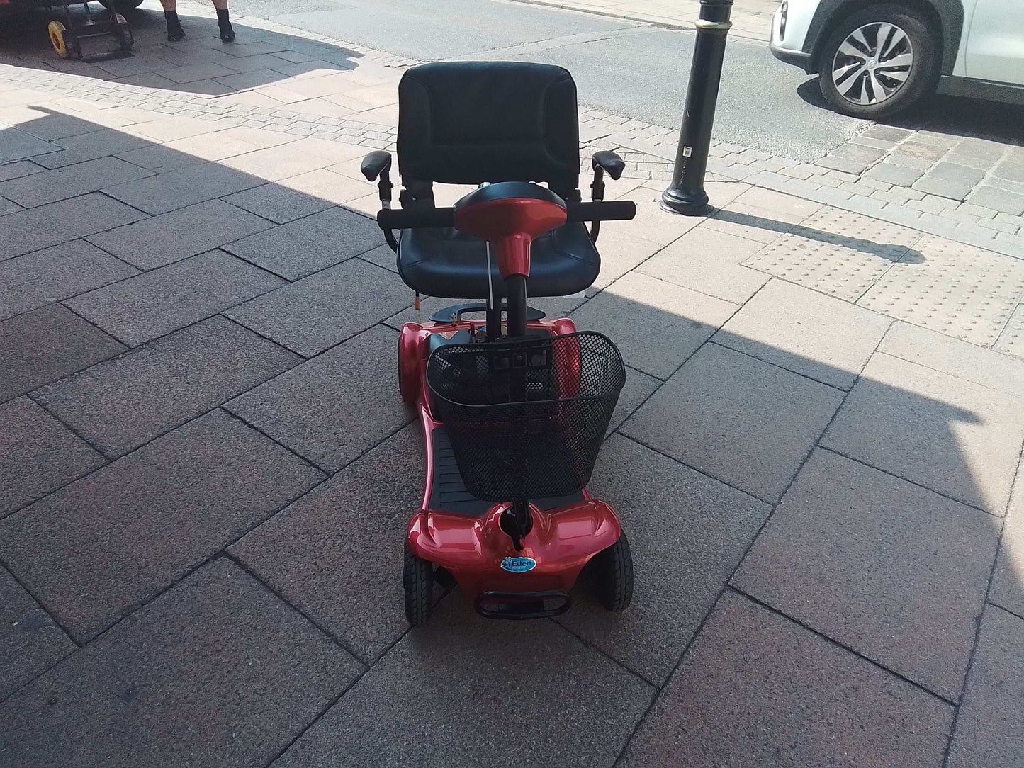 Front view of the Red Electric Mobility Ultralite 480