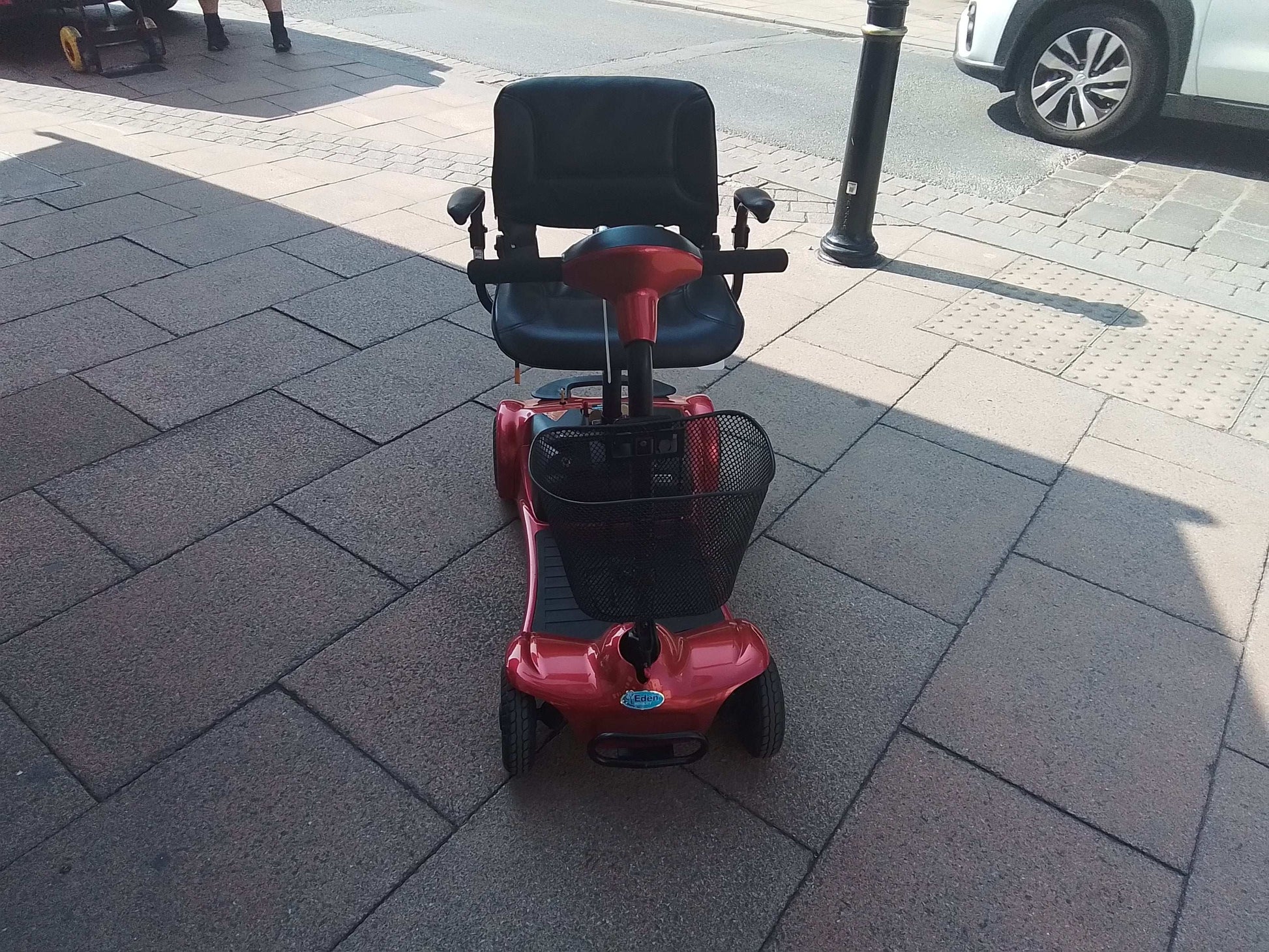 Front view of the Red Electric Mobility Ultralite 480