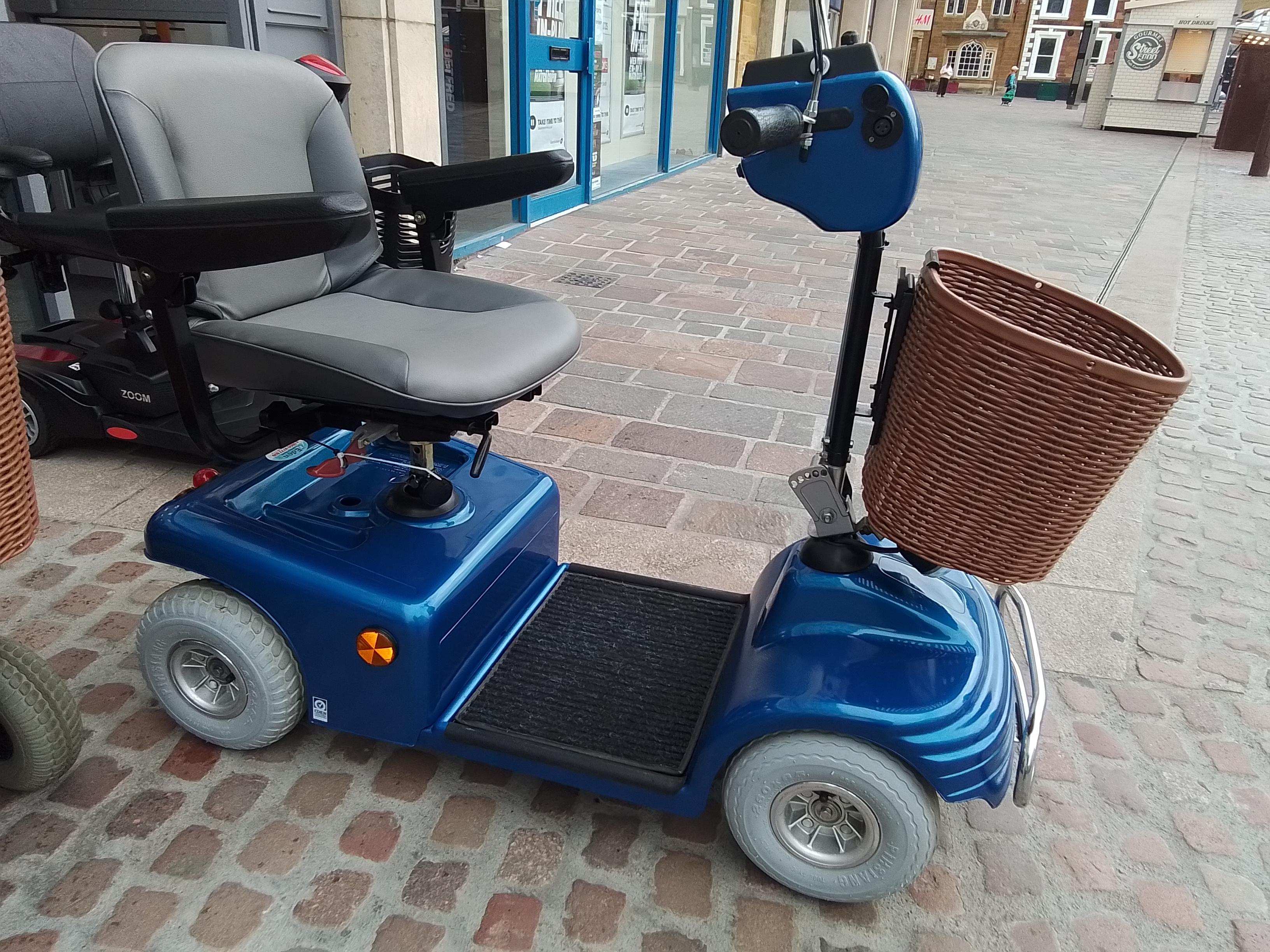 Roma Sovereign 4 - Blue | Northampton - Eden Mobility