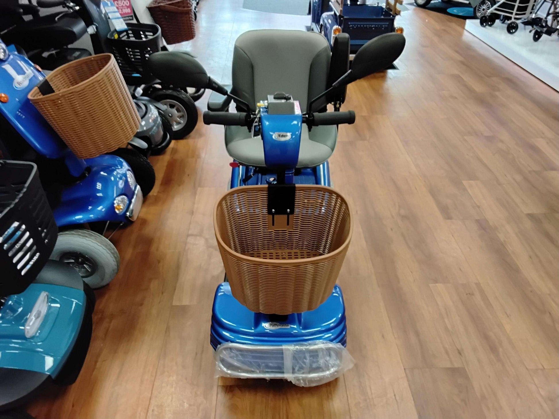Roma Sovereign 4 - Blue | Corby