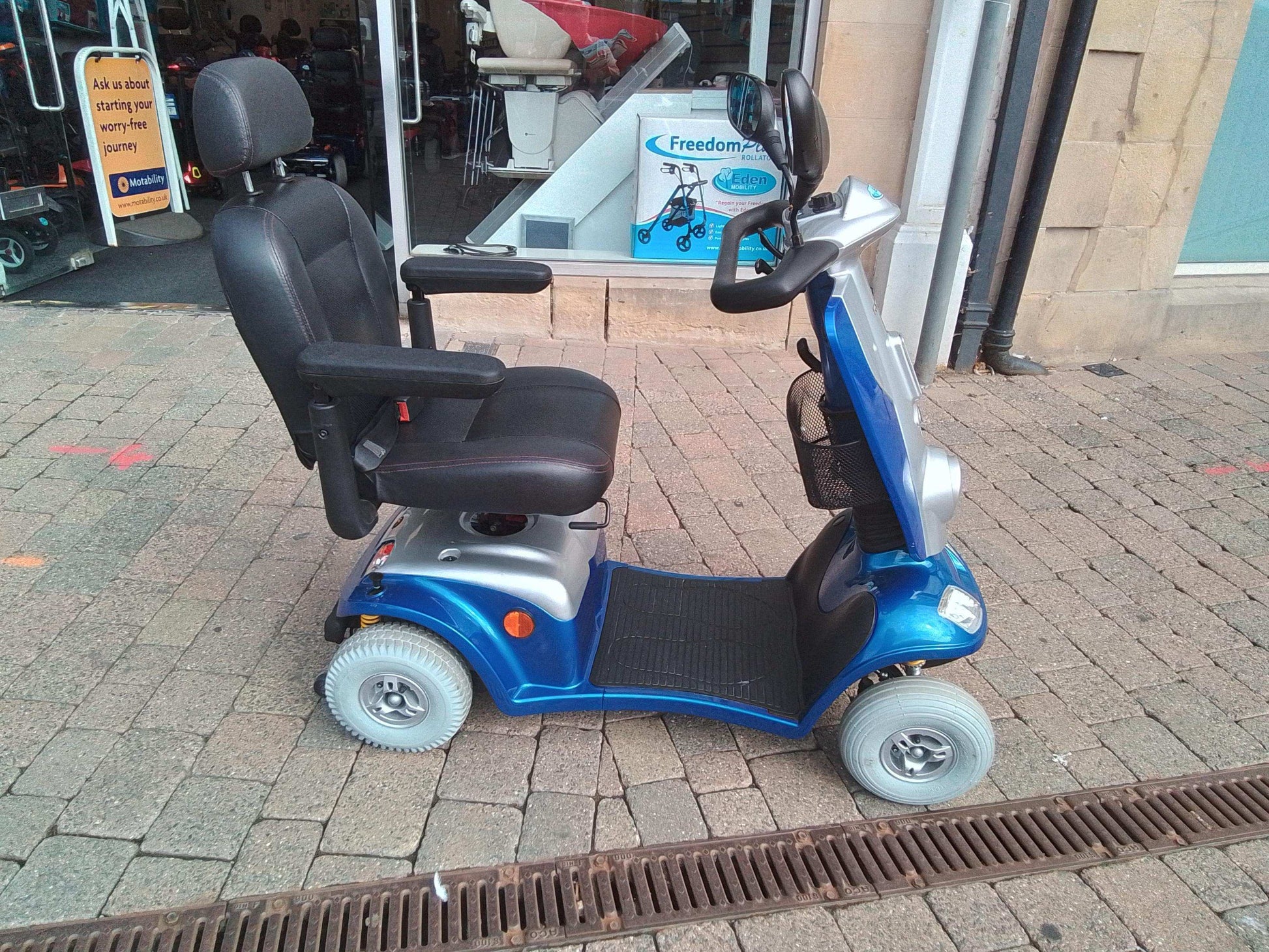Side view of Kymco Maxi XLS Blue