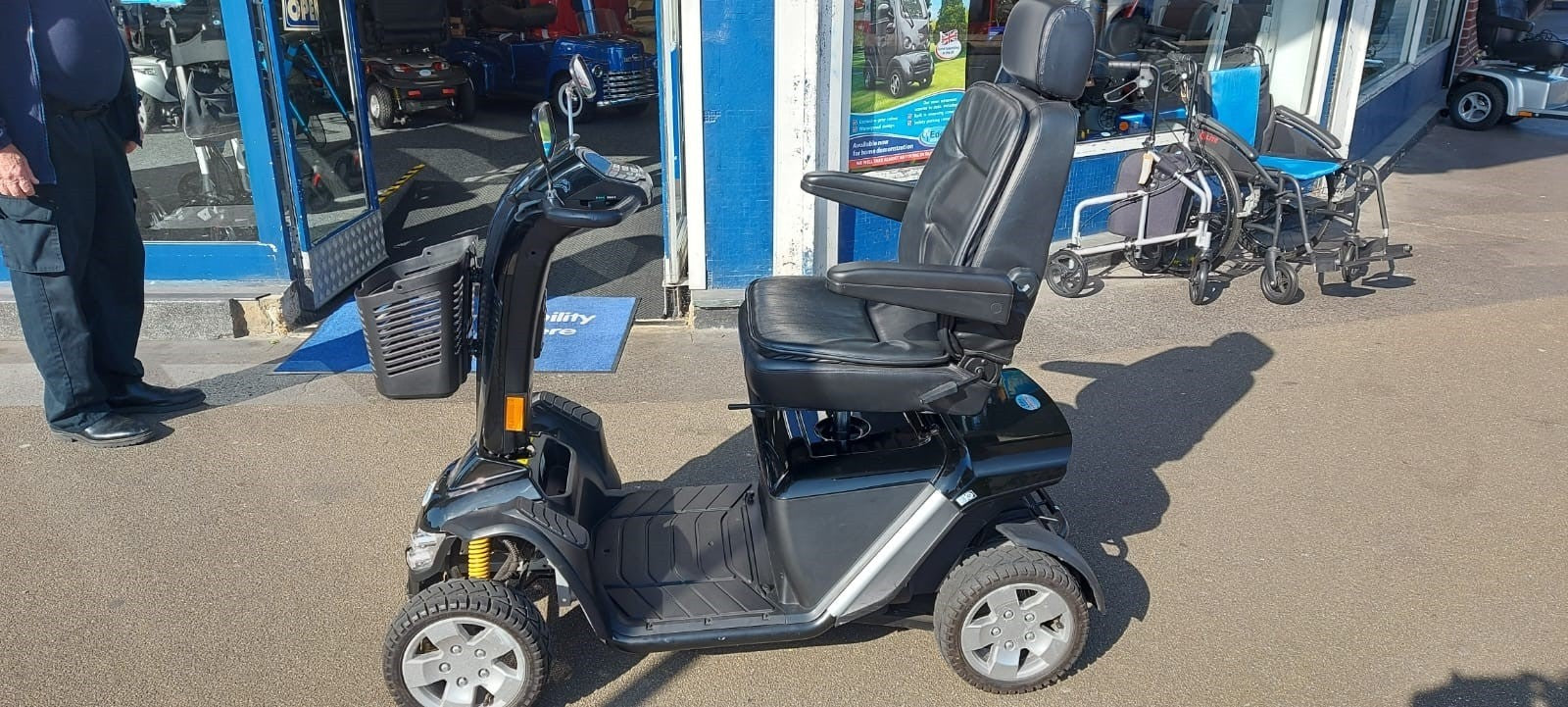 Pride Colt Executive Black - Eden Mobility