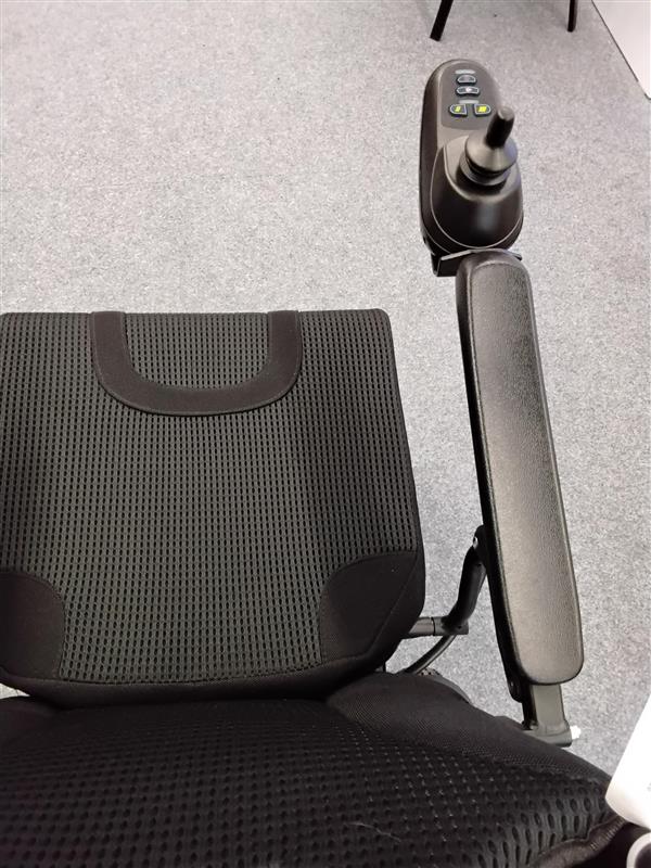 iM.4 Voyager in Black | Refurbished powerchair North Point