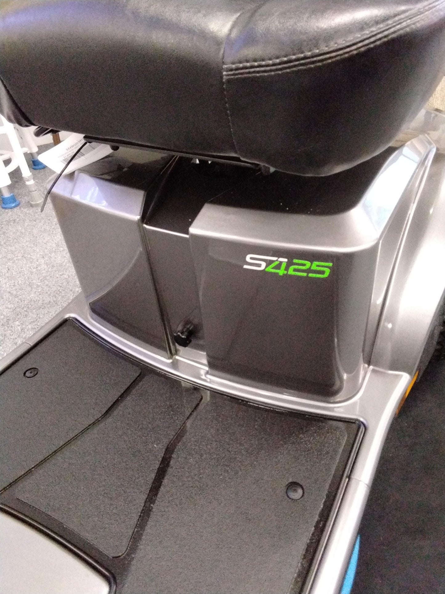 Close Up View Reconditioned silver Scooter Derby (Sterling)