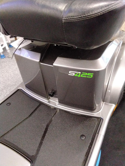 Close Up View Reconditioned silver Scooter Derby (Sterling)