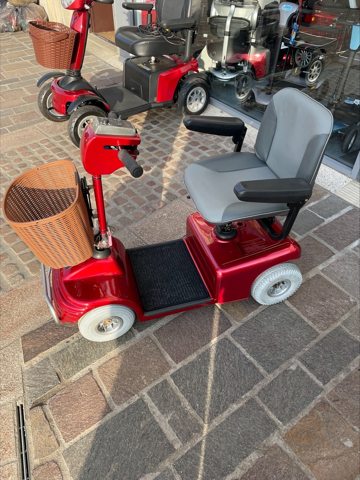 Roma Sovereign 4 (Red) - Eden Mobility