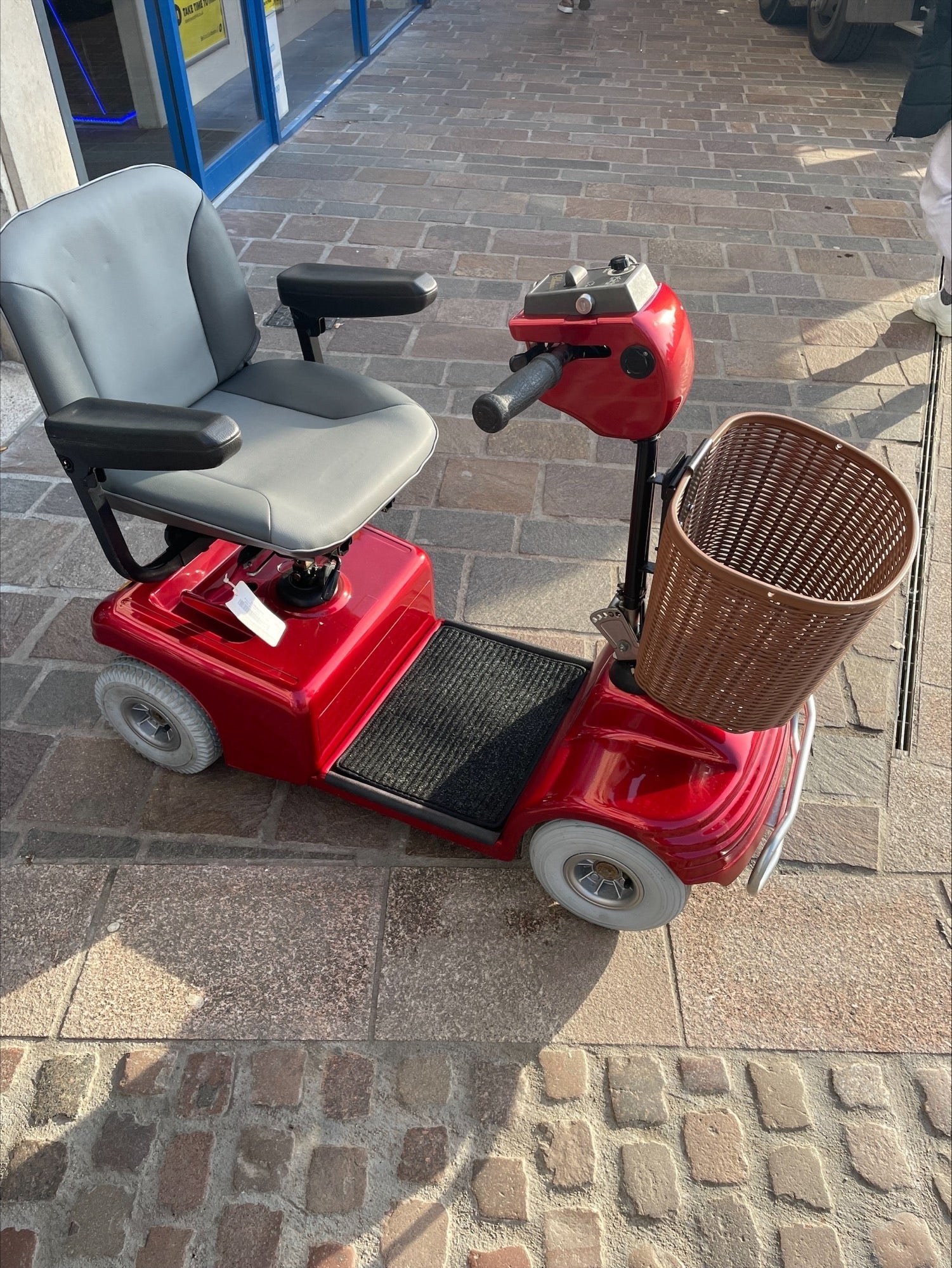Roma Sovereign 4 (Red) - Eden Mobility