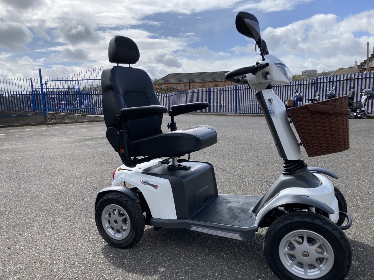 Vanos Roadmaster Plus R White - Eden Mobility